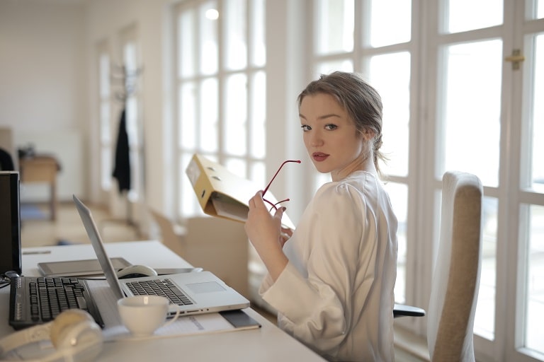 elegant-businesswoman-with-folder-at-the-office